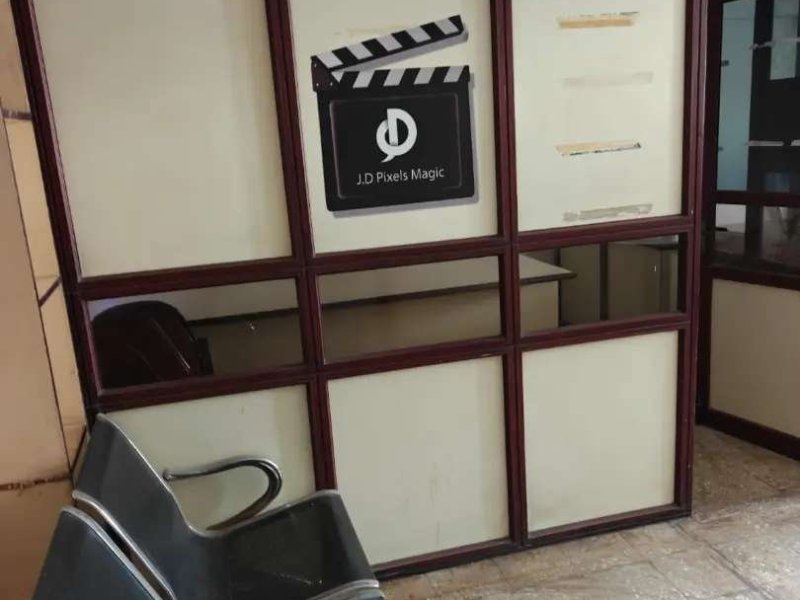 main-road-manubhai-tower-sayajigunj-office-rent-available